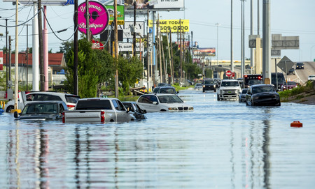 ８日、米南部テキサス州ヒューストンで、ハリケーン「ベリル」に伴う大雨で水に漬かる車（ＥＰＡ時事）