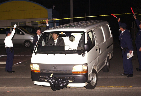 襲われた現金輸送車＝２００１年１０月３日、東京都小平市のＪＡ東京むさし花小金井支店前