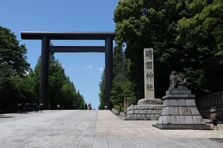 靖国神社の石柱と鳥居など＝東京都千代田区