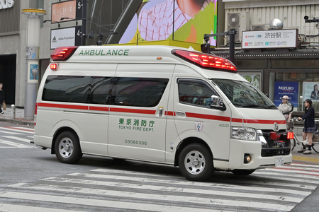 サイレンを鳴らし、緊急走行する東京消防庁の救急車