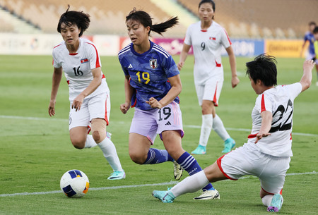 パリ五輪最終予選の北朝鮮戦で、攻め上がる谷川（中央）＝２月２４日、サウジアラビア・ジッダ