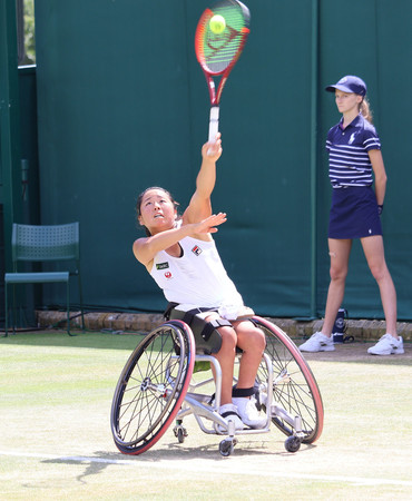 車いす部門の女子シングルスで準決勝に進んだ上地結衣＝１１日、英ウィンブルドン