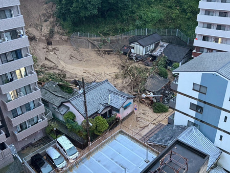 土砂崩れが発生した現場＝１２日午前、松山市（住民提供）