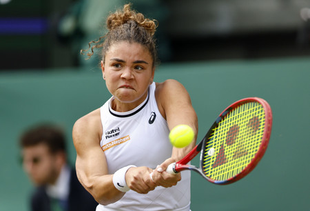 女子シングルス準決勝、パオリーニのショット＝１１日、英ウィンブルドン（ＥＰＡ時事）