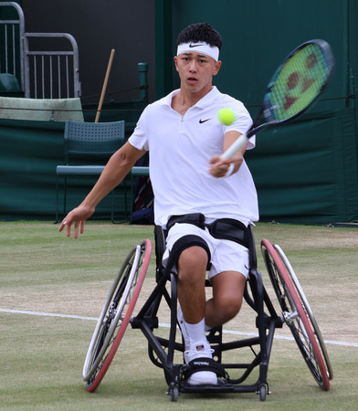 車いす部門の男子シングルス準決勝で敗れた小田凱人＝１２日、英ウィンブルドン