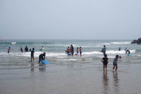 海水浴を楽しむ人々＝１３日午後、福島県南相馬市の北泉海水浴場