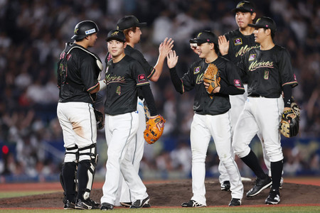 オリックスに勝利し喜ぶロッテナイン＝１３日、ゾゾマリン