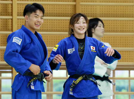 練習で笑顔を見せる柔道女子４８キロ級パリ五輪代表の角田夏実（右）＝６月２６日、東京都北区