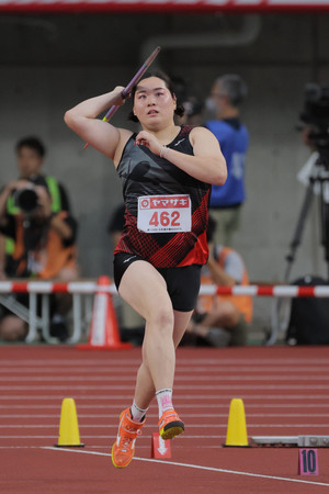 陸上日本選手権女子やり投げで投てきする北口榛花＝６月２８日、新潟・デンカビッグスワンスタジアム