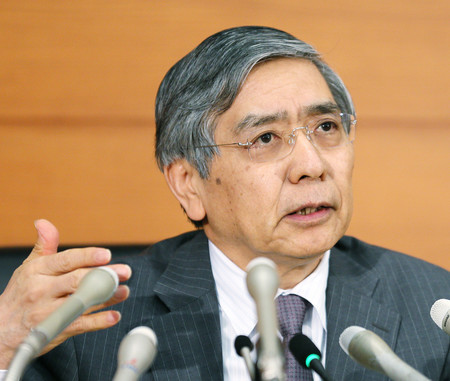 記者会見で景気回復に自信を示した日銀の黒田東彦総裁＝２０１４年４月３０日、日銀本店