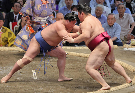 若隆景（左）は遠藤を押し出しで破る＝１６日、愛知・ドルフィンズアリーナ