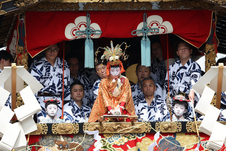 祇園祭山鉾（やまほこ）巡行のしめ縄切り＝１７日午前、京都市内