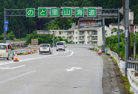 ほぼ全区間で対面通行が可能となった「のと里山海道」＝１７日午後、石川県穴水町