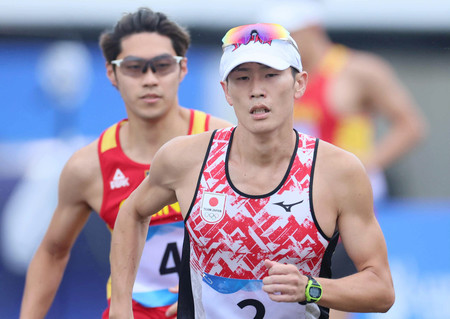 近代五種男子個人の射撃・ランで力走する佐藤大宗＝２０２３年９月２２日、中国・杭州