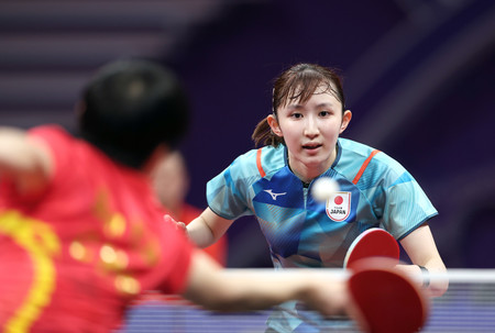 アジア大会卓球女子シングルス決勝、中国の孫穎莎（左）と対戦する早田ひな＝２０２３年１０月１日、中国・杭州