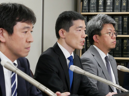 判決後に会見する江口大和さん（中央）と代理人弁護士＝１８日午後、東京都千代田区