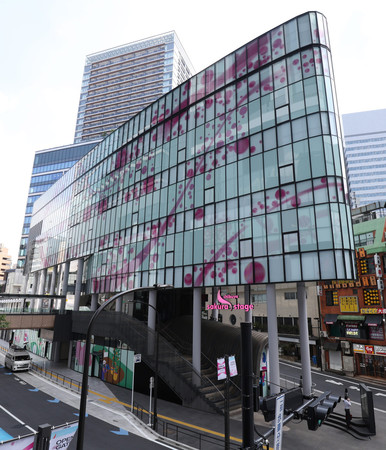 大型複合施設「Ｓｈｉｂｕｙａ　Ｓａｋｕｒａ　Ｓｔａｇｅ（渋谷サクラステージ）」の外観＝１８日午後、東京都渋谷区