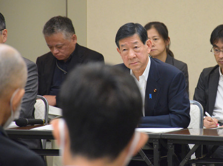 新潟水俣病患者会と懇談する伊藤信太郎環境相＝１８日午後、新潟市