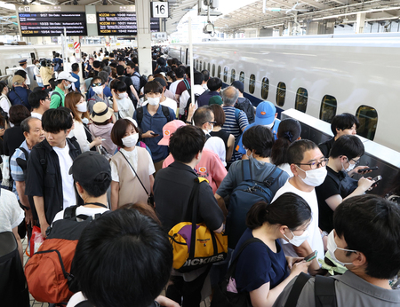 混雑するＪＲ東京駅＝２０２３年８月