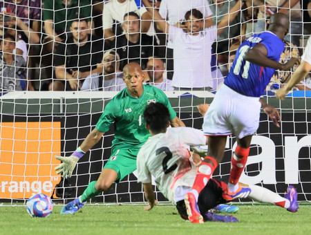 フランスとの親善試合の後半、シュートに手を伸ばすＧＫ・小久保（奥）＝１７日、フランス・トゥーロン