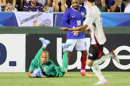 フランスとの親善試合で、ボールを押さえ込むＧＫ小久保（左下）＝１７日、トゥーロン