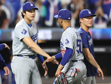 メッツ戦で、山本（右）と一緒に勝利を祝うドジャースの大谷（左）＝５月２８日、ニューヨーク