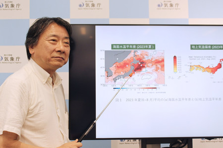 海洋熱波が発生した図を示す東京大の中村尚教授＝１９日午後、気象庁