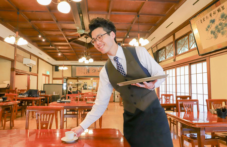 神奈川県箱根町の旅館で宿泊客に飲み物を提供する従業員（一の湯提供）