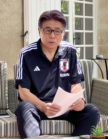 パリ五輪サッカーのルール変更について説明する日本協会の山本昌邦ナショナルチームダイレクター＝１８日、フランス・マルモール