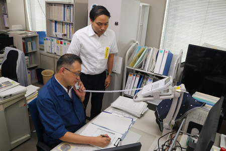 「トラックＧメン」として活動する国土交通省関東運輸局職員＝１７日午後、横浜市中区