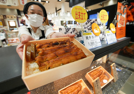 大丸東京店の食品売り場に並ぶうなぎ弁当＝１８日、東京都千代田区