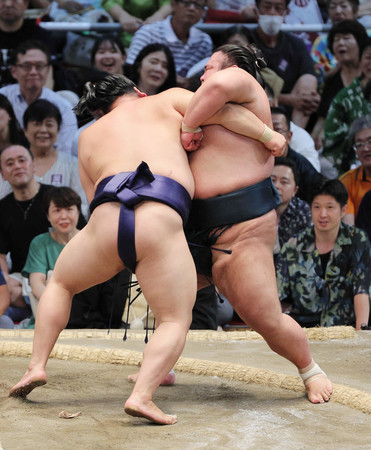 貴景勝（右）は平戸海に寄り切りで敗れ５敗目＝２０日、愛知・ドルフィンズアリーナ