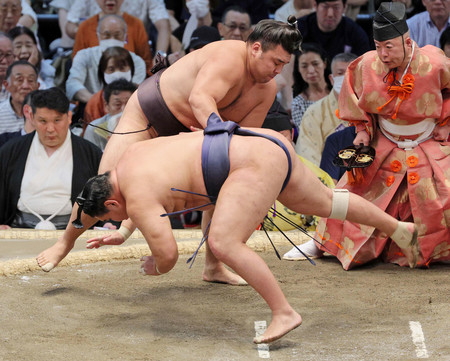 霧島（奥）は豊昇龍を引き落としで破る＝２０日、愛知・ドルフィンズアリーナ