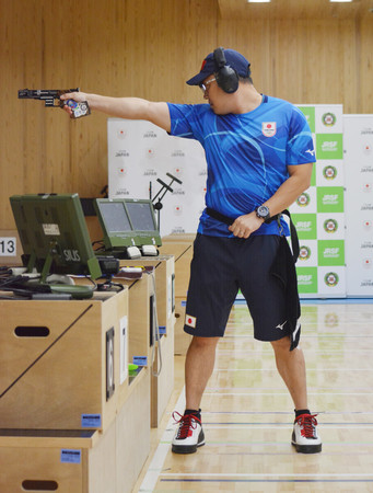 パリ五輪に向けて射撃の練習をする吉岡大＝１日午後、東京都北区の味の素ナショナルトレーニングセンター