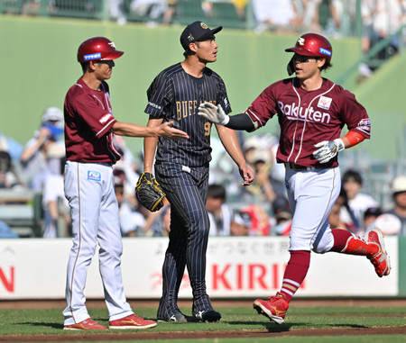 １回、楽天の鈴木大（右）に３ランを打たれたオリックス先発の佐藤（中央）＝２１日、ほっともっと神戸