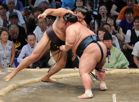 霧島（左）を押し出した貴景勝＝２１日、愛知・ドルフィンズアリーナ