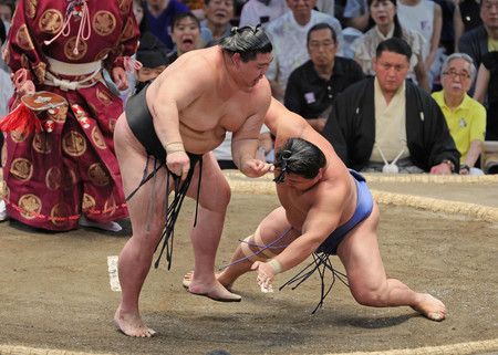 正代（左）は若隆景を突き落としで下す＝２１日、愛知・ドルフィンズアリーナ