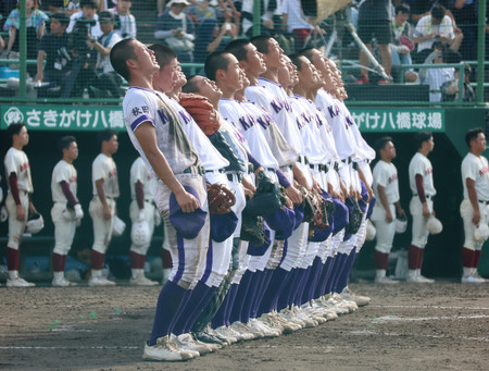 甲子園出場を決め、校歌を歌う金足農の選手ら＝２１日、秋田市