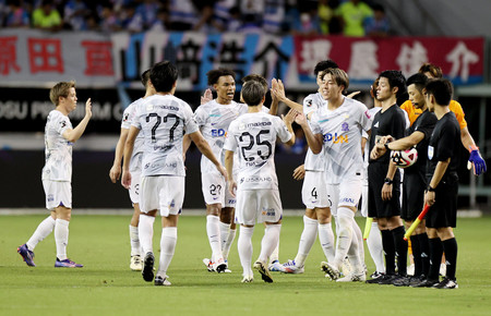 鳥栖に勝利し、喜ぶ広島イレブン＝２１日、駅スタ