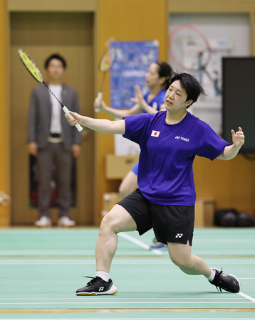 練習するバドミントン女子シングルスの山口茜＝１２日、東京都北区の味の素ナショナルトレーニングセンター