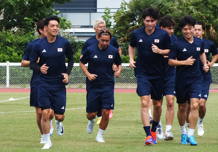 ランニングするサッカー男子の山田（手前左端）＝２０日、フランス・ボルドー