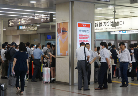 東海道新幹線の運転見合わせの影響で混雑するＪＲ名古屋駅構内＝２２日午前