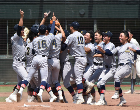 甲子園出場を決め、喜ぶ青森山田ナイン＝２２日、青森県弘前市