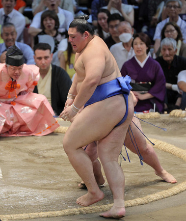 大の里（手前）は豪ノ山に押し出しで敗れ４敗目＝２２日、愛知・ドルフィンズアリーナ