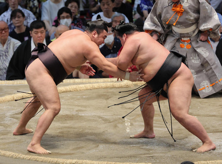 明生（右）を攻める霧島＝２２日、愛知・ドルフィンズアリーナ