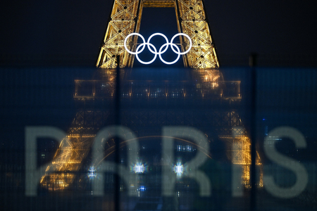 五輪のシンボルマークが掲げられたエッフェル塔＝２０日、パリ（ＡＦＰ時事）