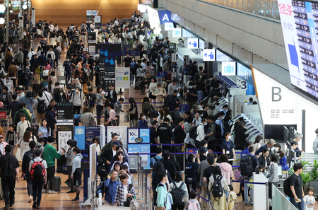 混雑する羽田空港第２ターミナルの国内線出発フロア＝４月２７日、東京都大田区