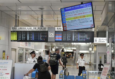 始発から通常通り東海道新幹線の運行を再開したＪＲ東京駅構内＝２３日午前