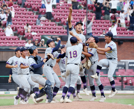 甲子園出場を決め、喜ぶ聖和学園ナイン＝２３日、楽天モバイルパーク宮城