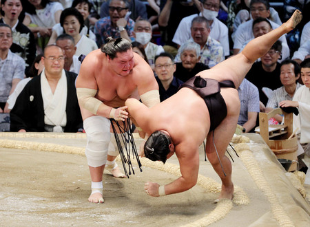 照ノ富士（左）は霧島を小手投げで下す＝２３日、愛知・ドルフィンズアリーナ